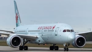 Фото: Wikimedia Commons На фото: Пассажиры Air Canada, считают, что авиакомпания искажает причины задержек рейсов, чтобы не платить компенсации