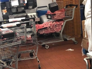Фото: facebook.com На фото: Почему мясо лежало в таком виде, магазин не объяснил