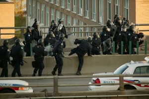 Фото: commons.wikimedia.org На фото: Правительство надеется, что между горожанами и полицией вырастет уровень доверия