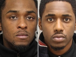 Фото: Toronto Police На фото: Горожанам советуют не подходить к разыскиваемым преступникам