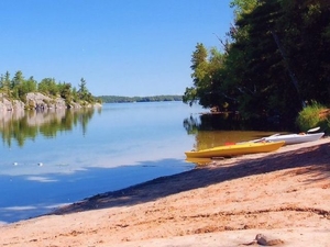 Фото: twitter.com На фото: Charleston Lake Beach – отличное место не только для купания, но и для рыбалки и катания на лодке