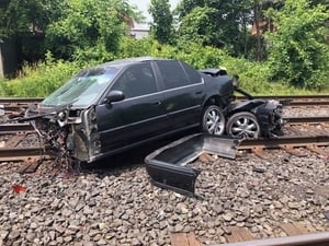 Фото: twitter.com На фото: Водитель, врезавшийся в поезд, не получил серьезных травм и даже смог самостоятельно выбраться из автомобиля