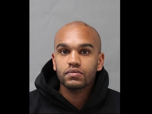 Фото: Toronto Police На фото: Подозреваемый дважды изнасиловал девушку