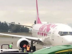 Фото: facebook.com На фото: На прошлой неделе самолет Swoop совершил аварийную посадку, так как пассажир зажег сигарету на борту